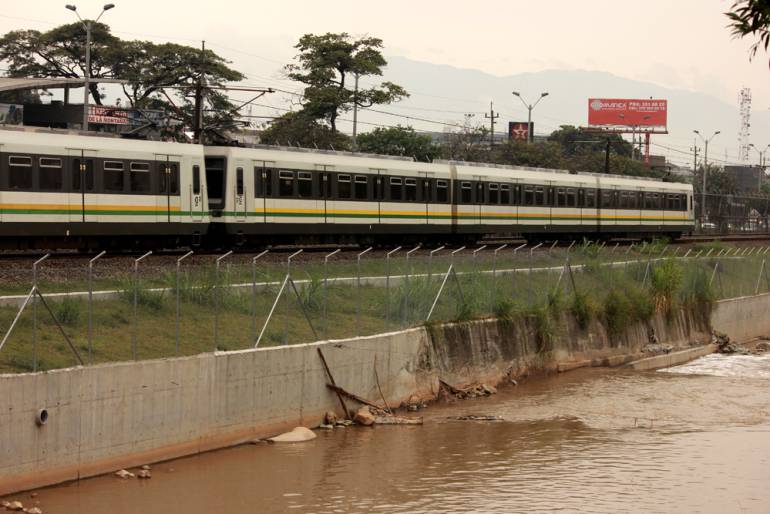 Puntos críticos en el canal del río Medellín cerca al Metro. 