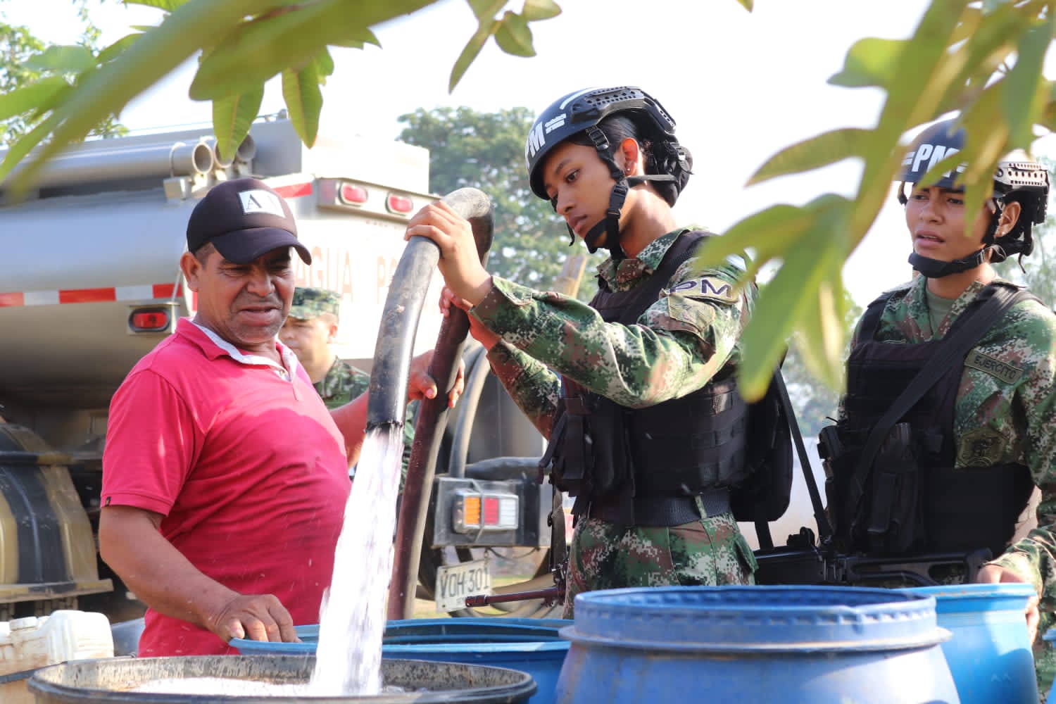 El Ejército lleva agua a las zonas impactadas por la sequía.