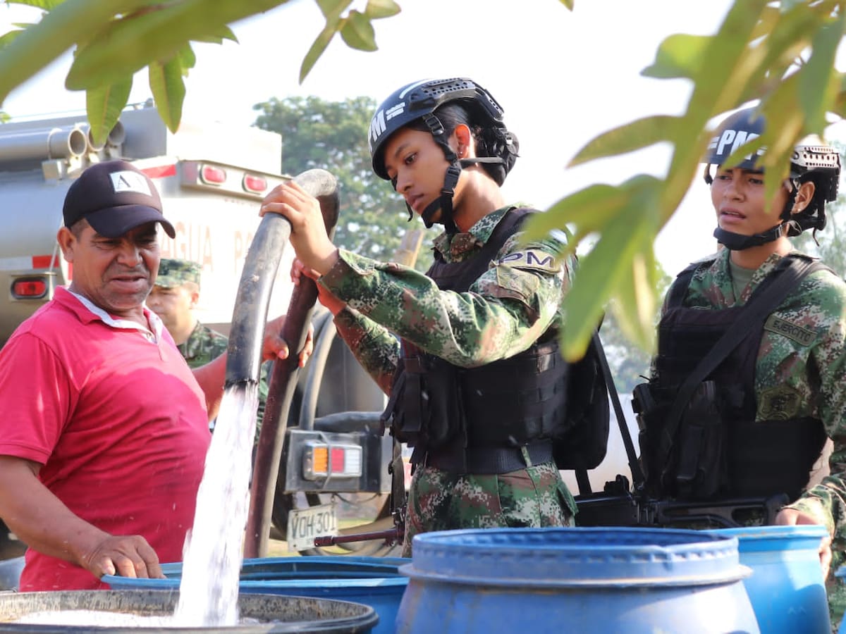 Ejército suministra agua potable a comunidades rurales de Córdoba y Antioquia