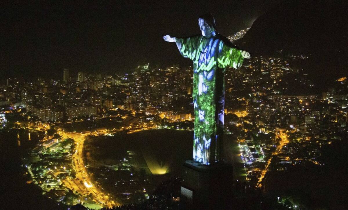Esta fue la iluminación escogida para celebrar el año nuevo en el monumento de Cristo Redentor, en la ciudad de Río de Janeiro en Brasil.