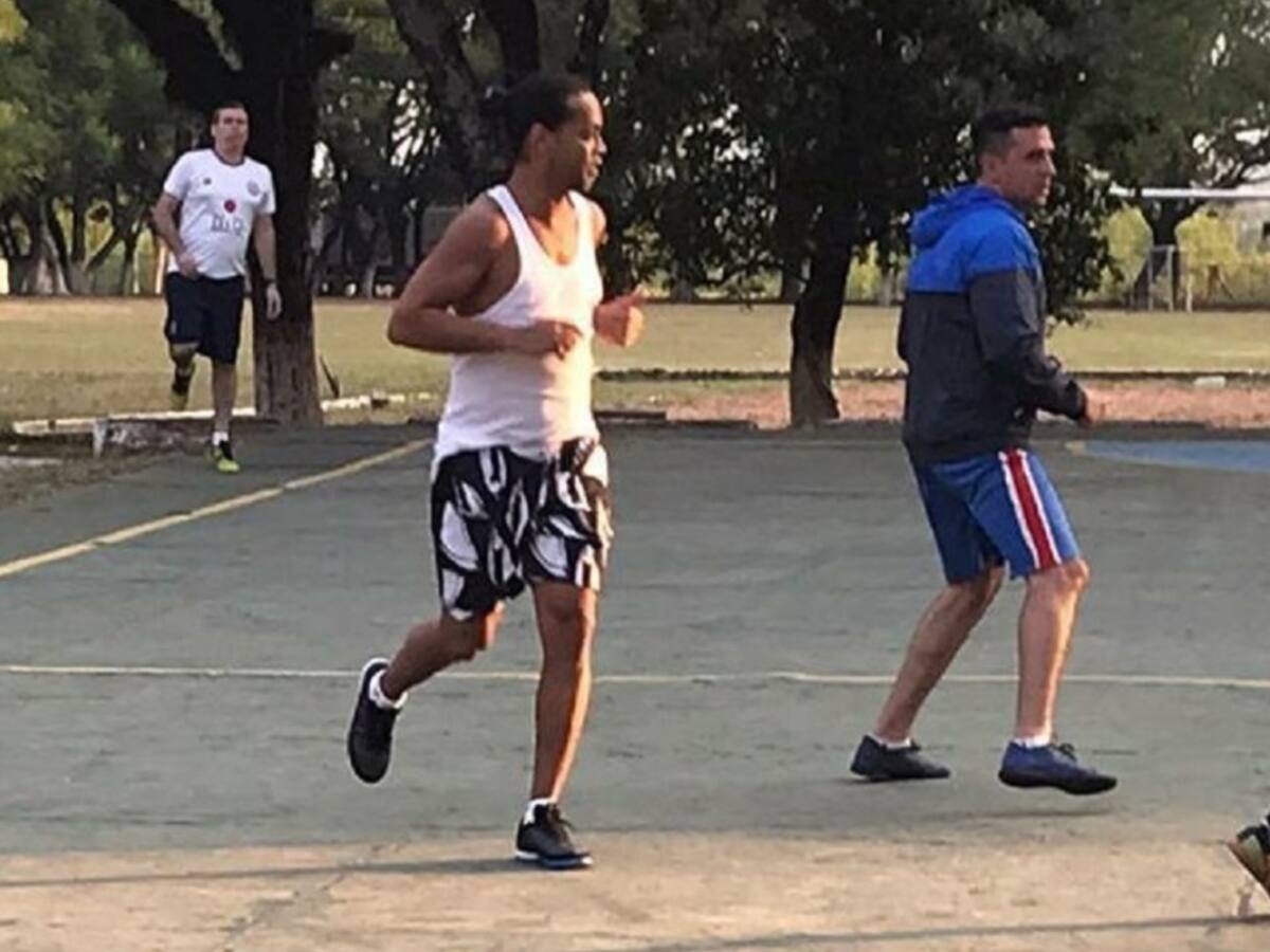 Ronaldinho no deja de lado el fútbol ni en la cárcel en Paraguay