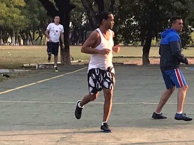 Ronaldinho no deja de lado el fútbol ni en la cárcel en Paraguay