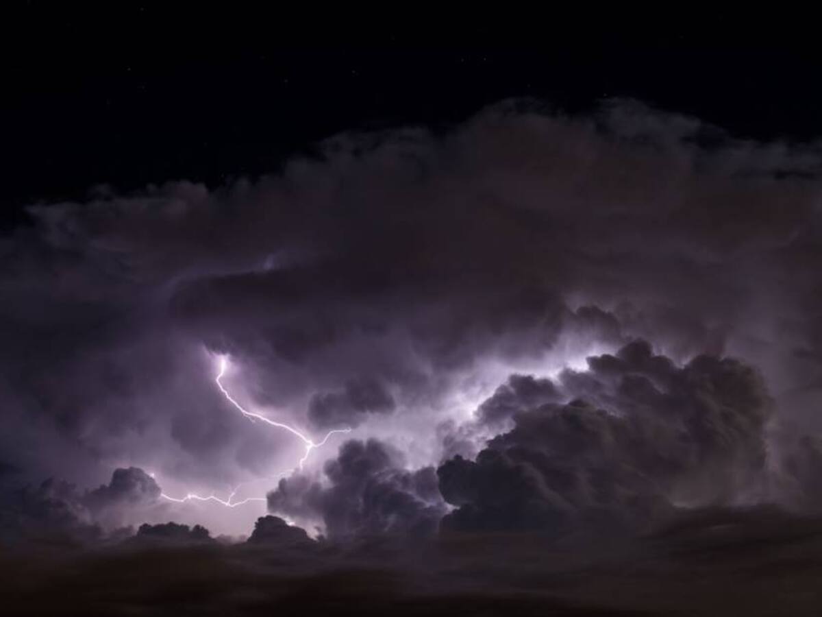 Expertos en el espacio investigan extraño rayo que salió de nube hacia el espacio