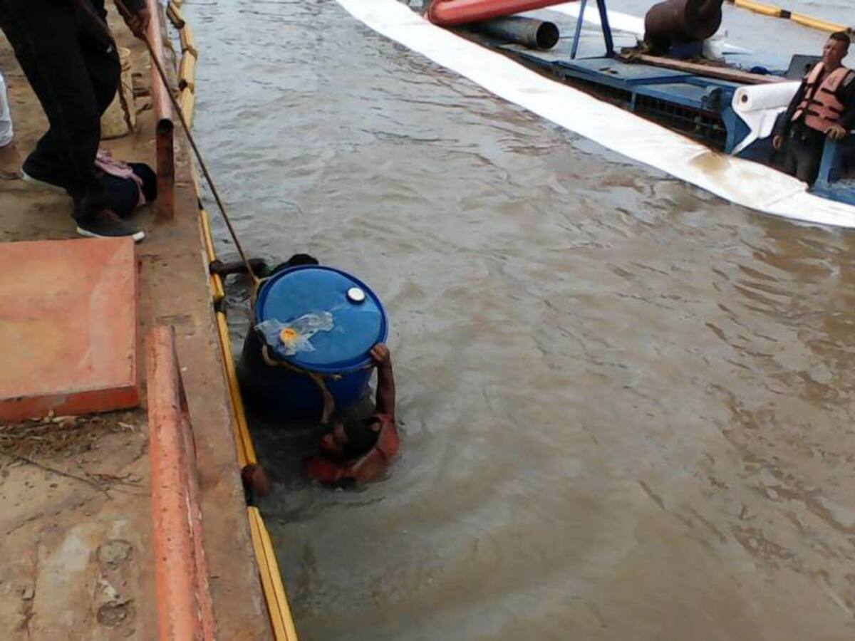Superan riesgo ambiental por draga hundida en río Magdalena