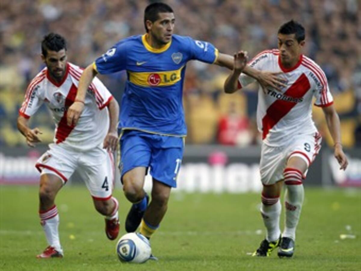 Rotura fibrilar deja a Riquelme en peligro de no jugar la Copa América