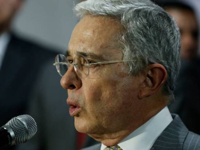 Uribe desea pronta recuperación al presidente Juan Manuel Santos