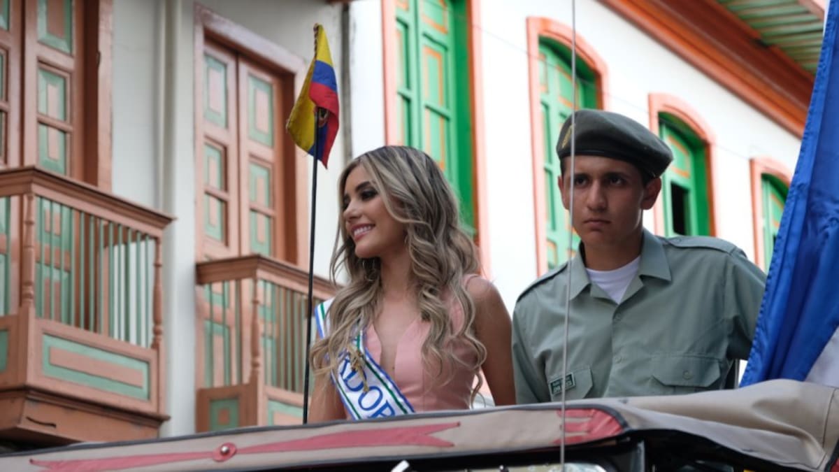 En los tradicionales jeep willys las candidatas al reinado del café saludaron en Calarcá