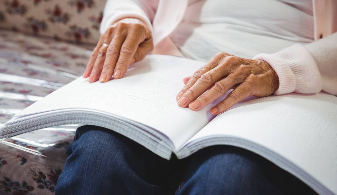 Lectura mediante sistema braille. Foto: Colprensa.