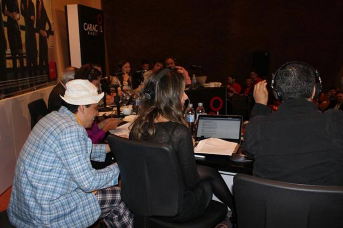 Darío Arizmendi y su equipo desde la ciudad más innovadora del mundo, mostrando lo mejor de Antioquia y sus gentes. Foto: Caracol Radio.