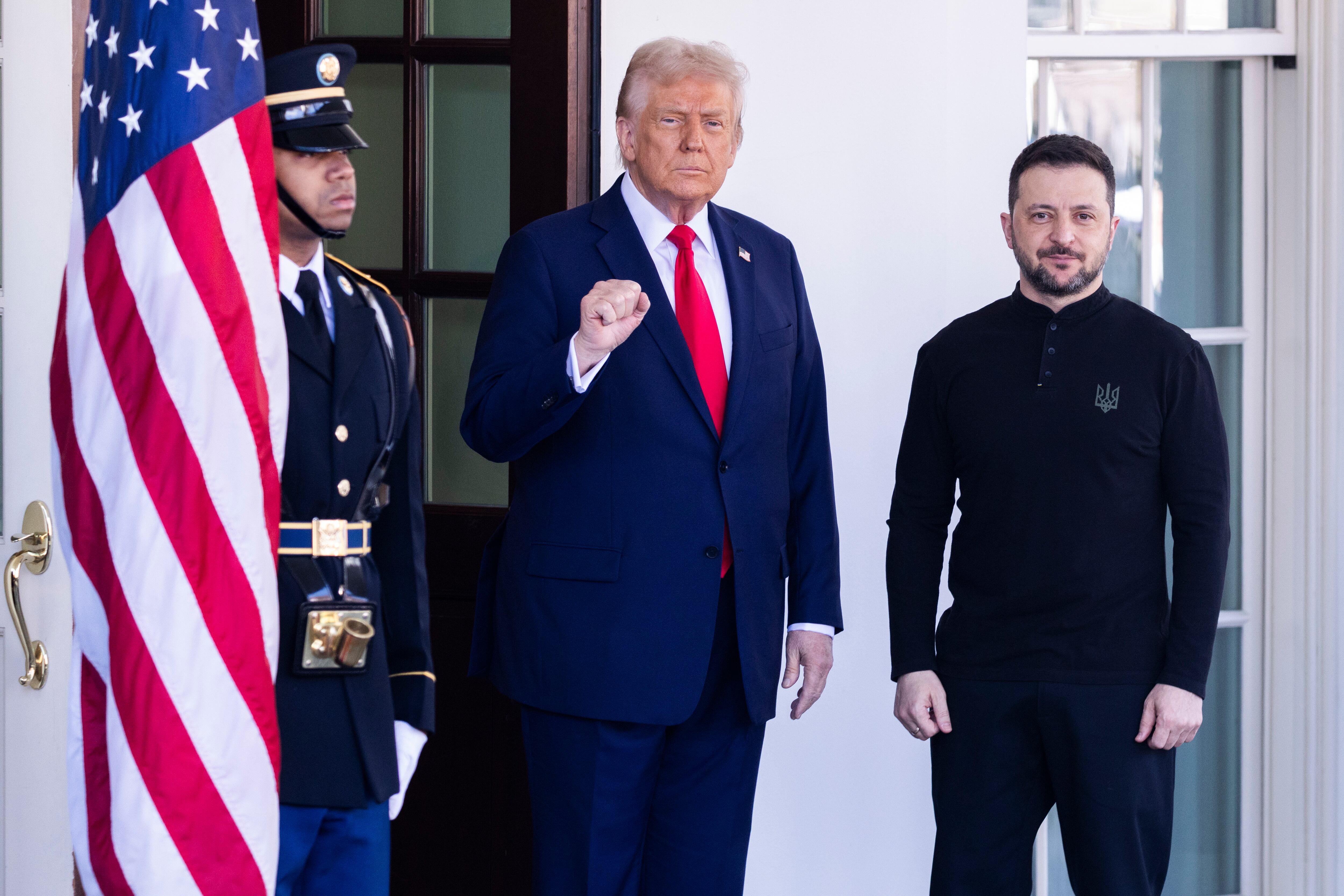WASHINGTON (United States), 28/02/2025.- US President Donald Trump (L) greets Ukrainian President Volodymyr Zelensky (R) outside the West Wing of the White House in Washington, DC, USA, 28 February 2025. Zelensky is in Washington to sign the framework of a deal, pushed by President Trump, to share Ukrainess mineral wealth with the US.  (Ucrania) EFE/EPA/SHAWN THEW