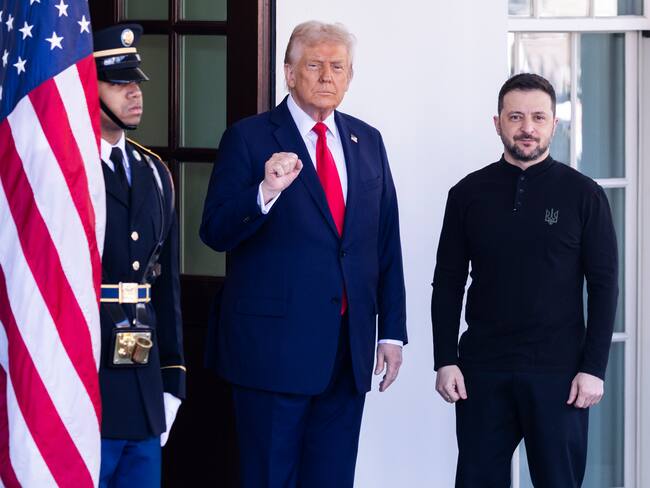 WASHINGTON (United States), 28/02/2025.- US President Donald Trump (L) greets Ukrainian President Volodymyr Zelensky (R) outside the West Wing of the White House in Washington, DC, USA, 28 February 2025. Zelensky is in Washington to sign the framework of a deal, pushed by President Trump, to share Ukrainess mineral wealth with the US. (Ucrania) EFE/EPA/SHAWN THEW