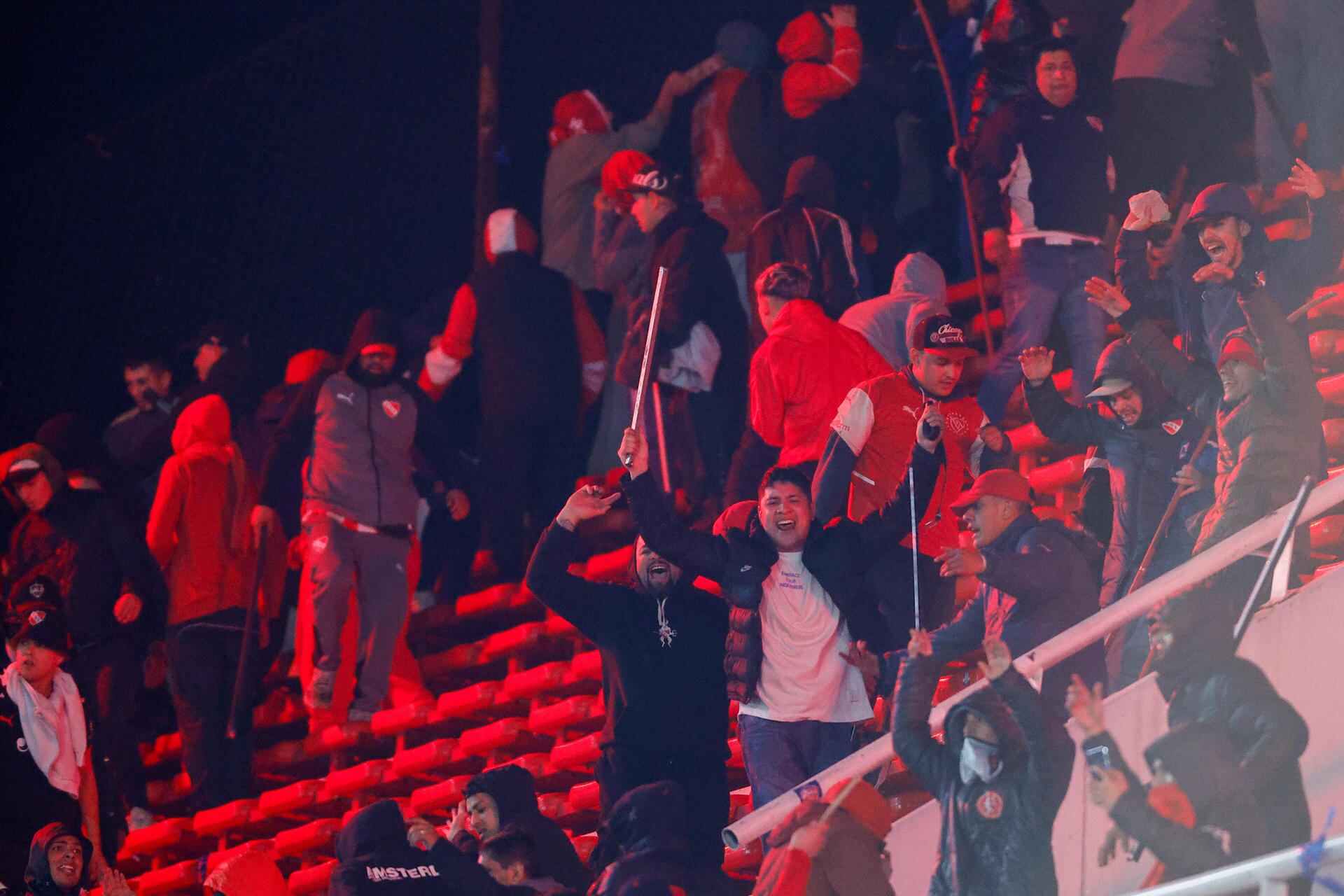 Hinchas de Independiente en medio del juego ante Universidad de Chile, por Copa Sudamericana / EFE/ Juan Ignacio Roncoroni