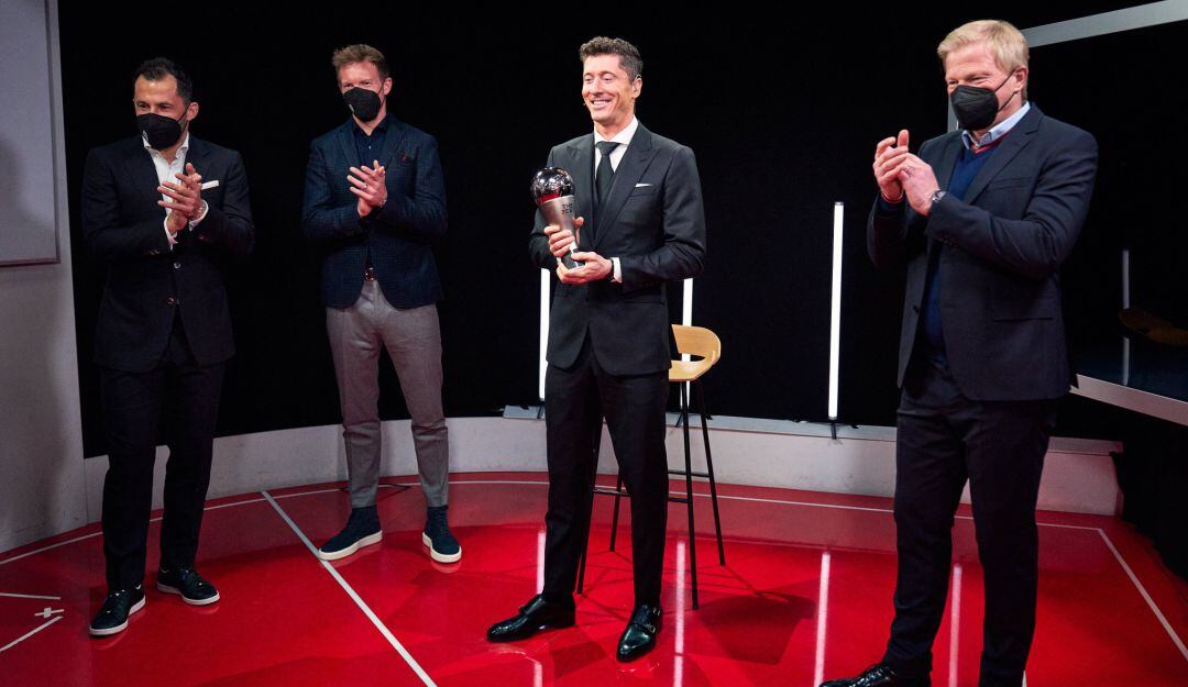 Robert Lewandowski, recibe su segundo trofeo del The Best.