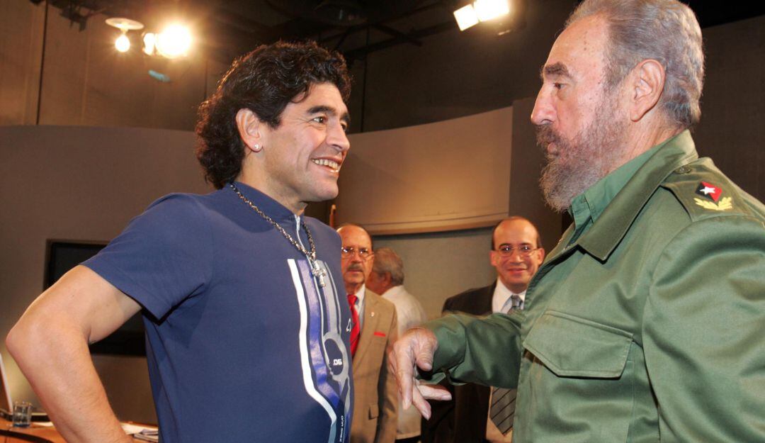 Diego Maradona junto a Fidel Castro