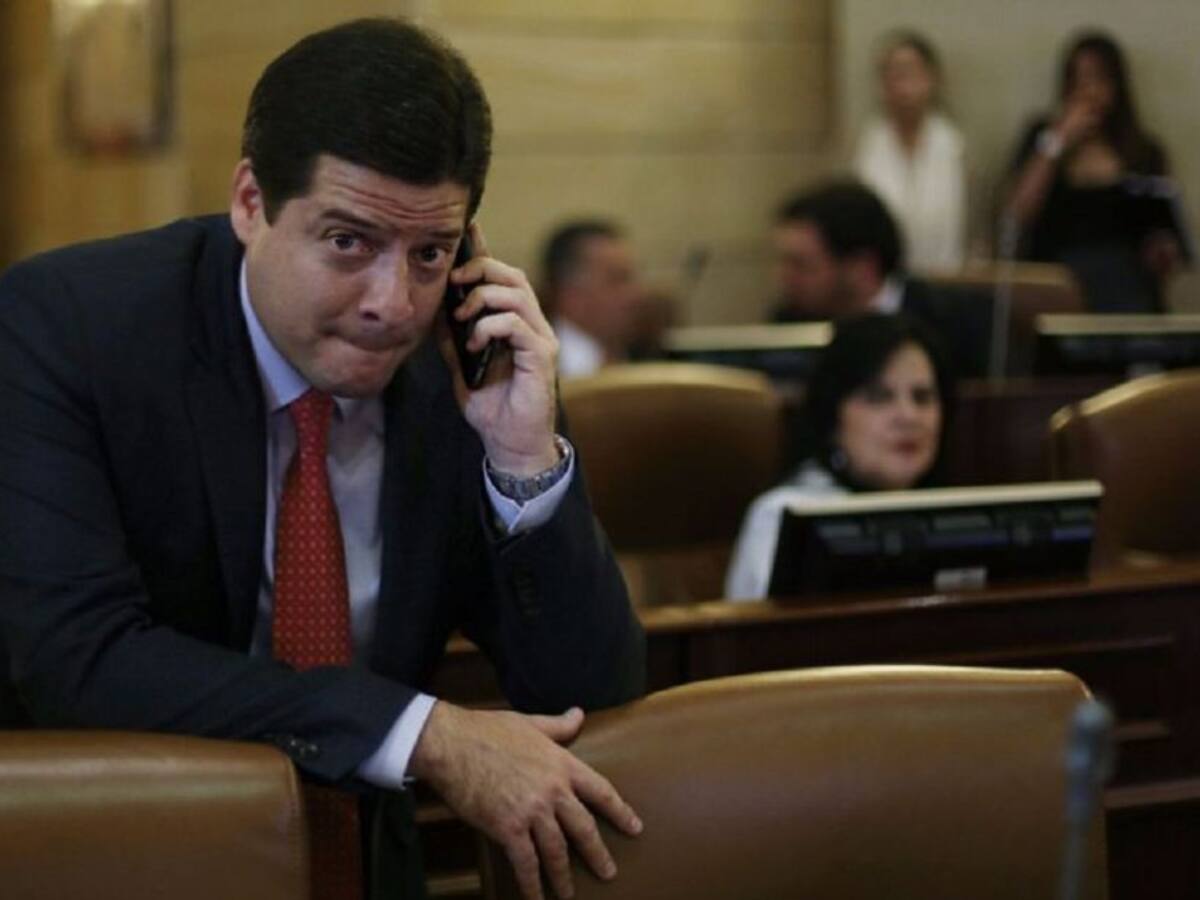 Senador Gómez pide la renuncia de Minambiente por quemas en Salamanca