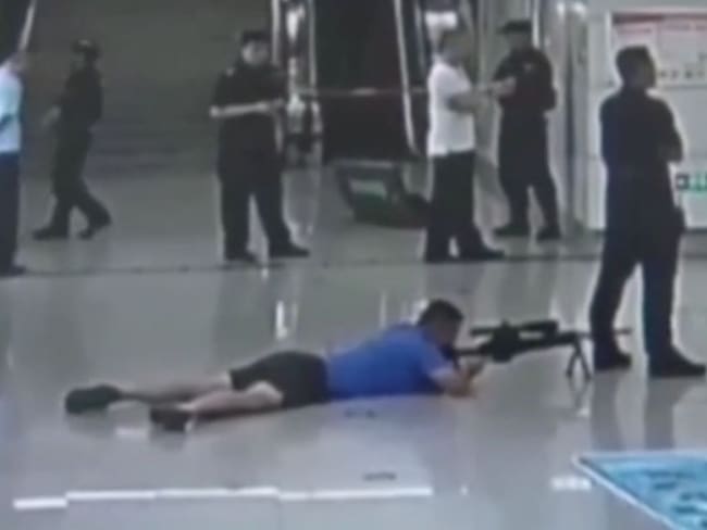 Video: Matan a secuestrador disparando entre las piernas de un policía
