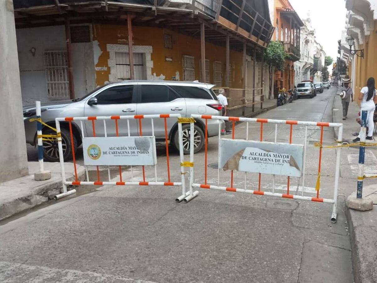 Cierre en la calle de la Chichería por obras en el Teatro Adolfo Mejía