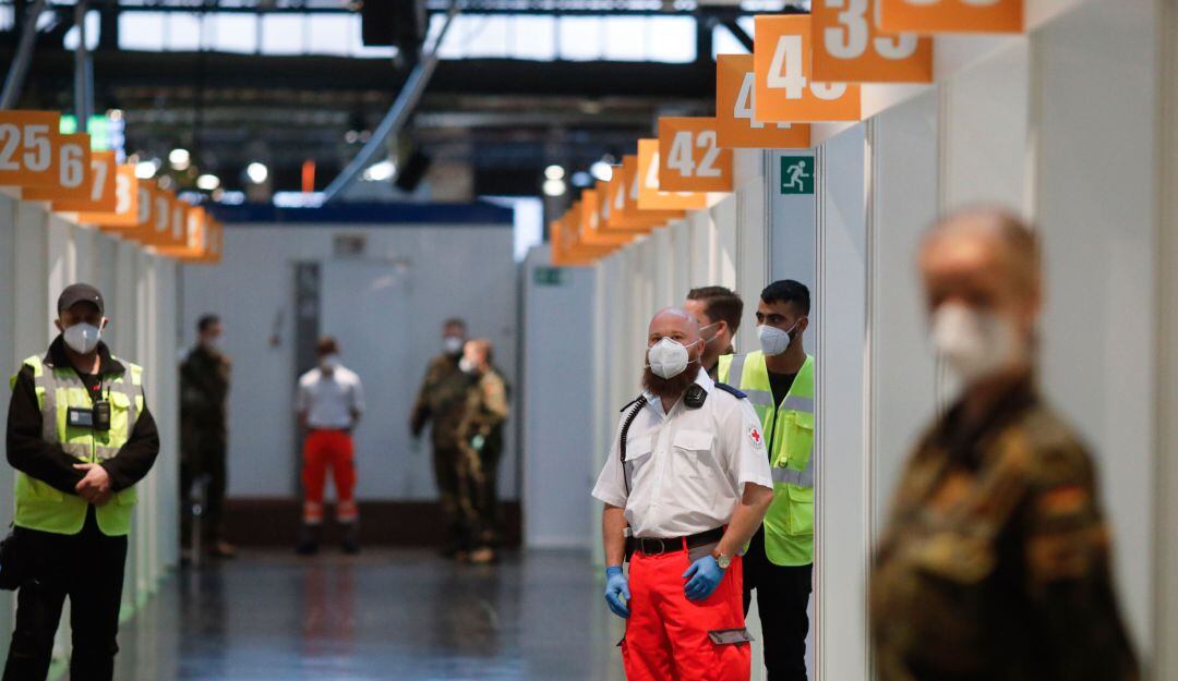 Trabajadores sanitarios alemanes durante una jornada de vacunación contra el coronavirus en Berlin. 
