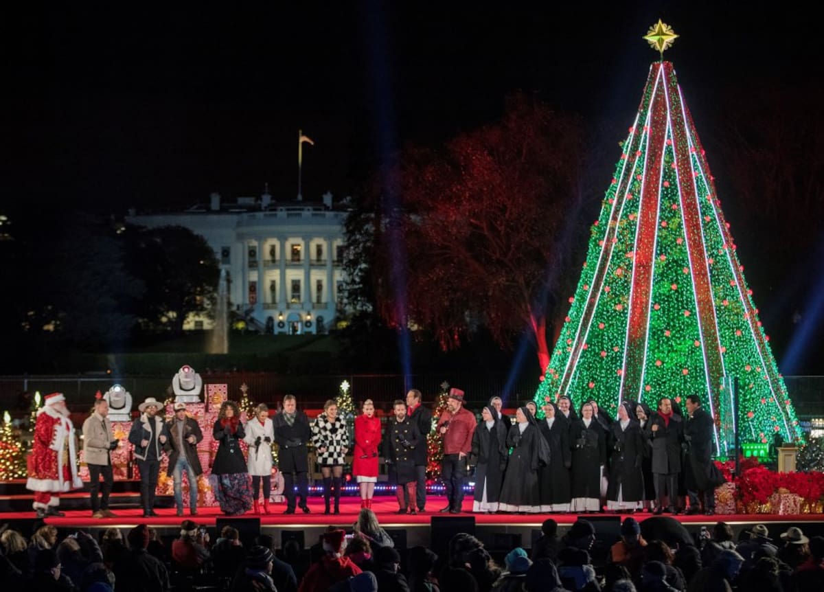 Vista de la ceremonia de iluminación del Árbol de Navidad Nacional, en The Ellipse, en President's Park, al sur de la Casa Blanca, en Washington (EE.UU.).