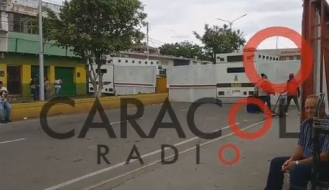 Colombianos denuncian traumatismo por instalación de vallas en frontera