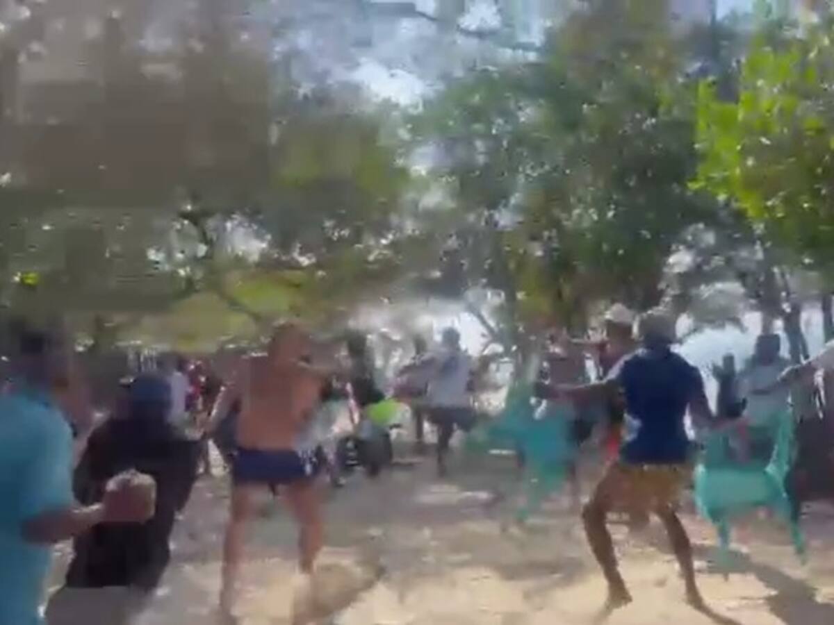 ¡Vuelve y juega! Turistas y nativos protagonizan fuerte riña en Agua Azul, Barú