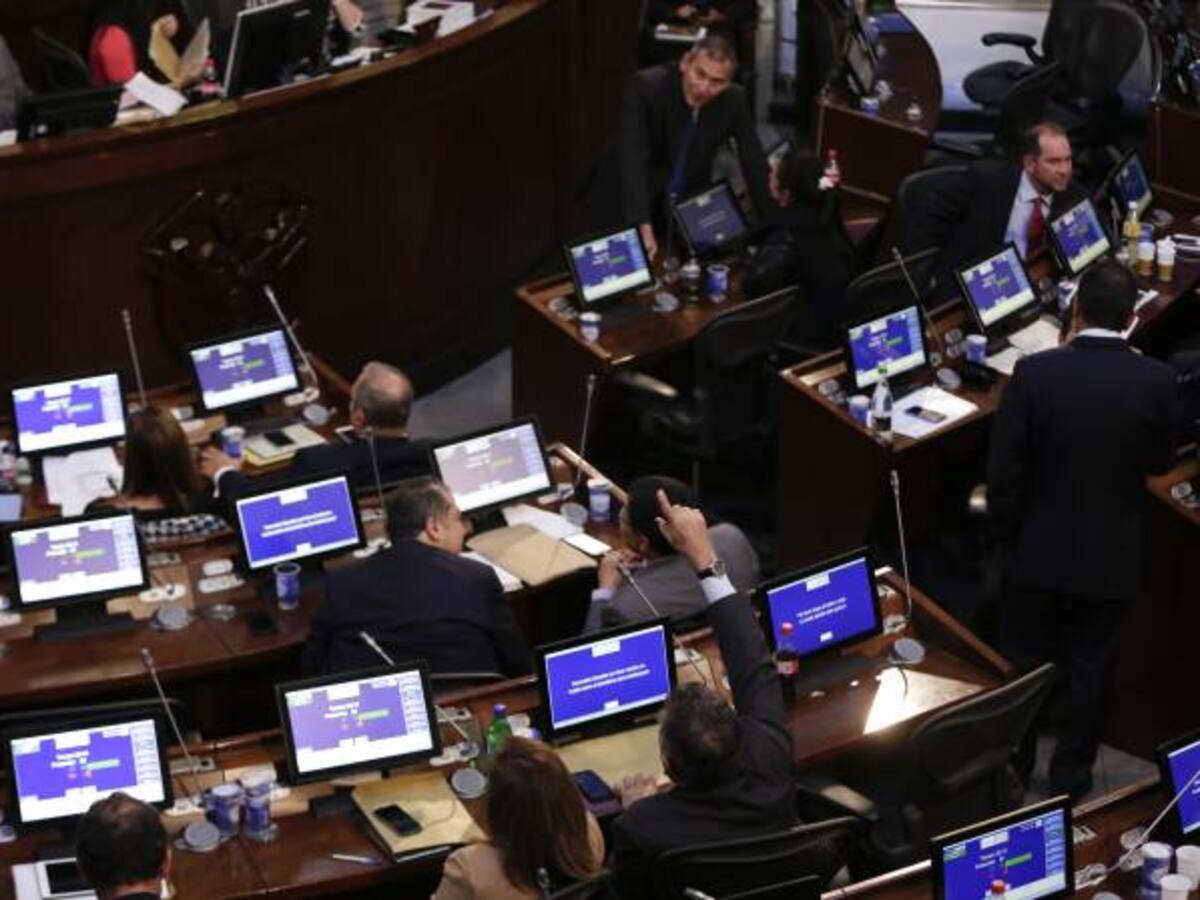 Senadores que quieran ir a la firma de la paz deberán asumir sus costos