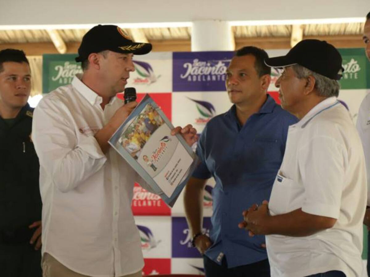 Luego de 19 años, familias de Villa Alegría de San Jacinto reciben títulos