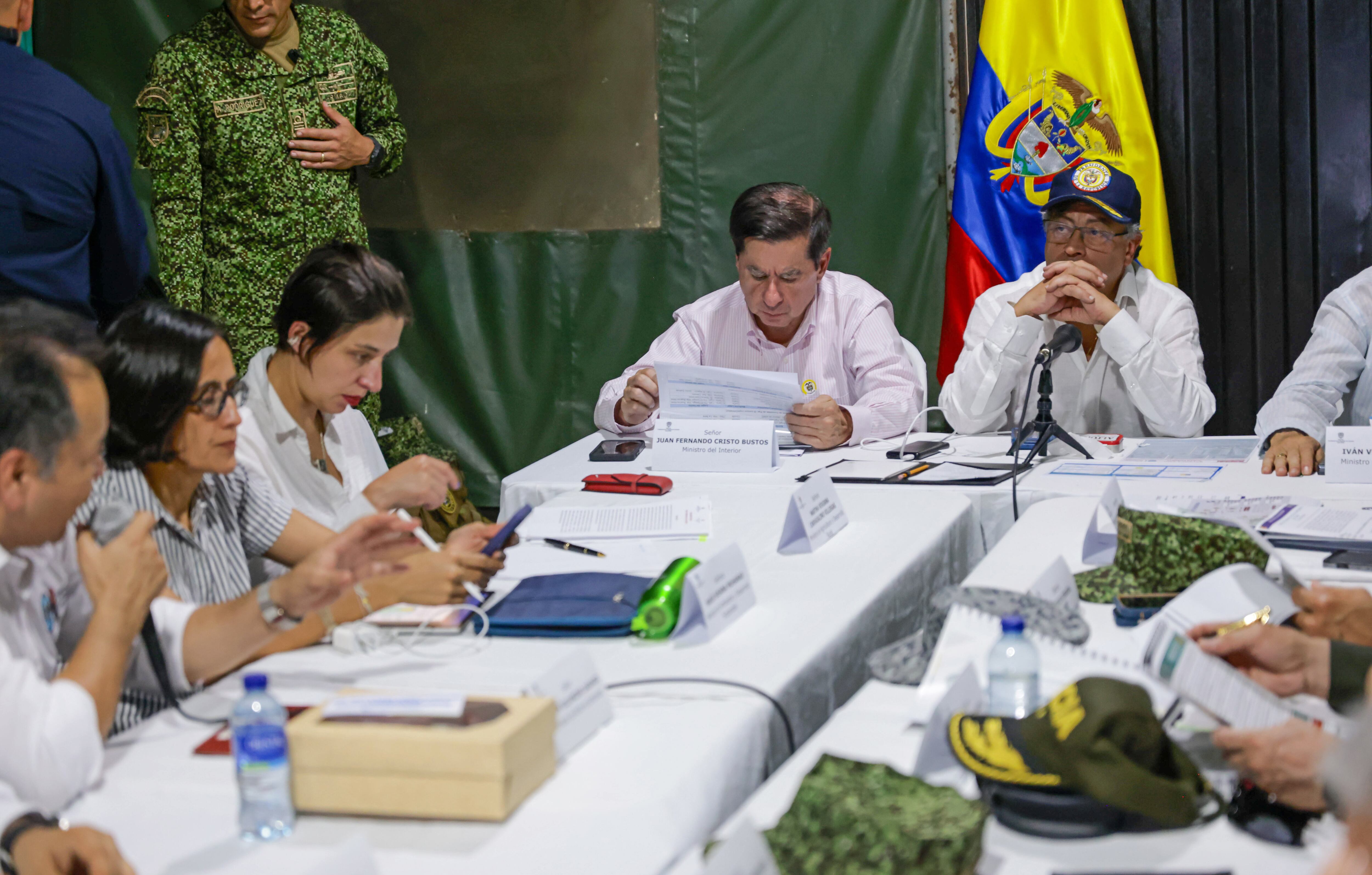 AME5725. EL TARRA (COLOMBIA), 31/01/2025.- Fotografía cedida por la oficina de prensa de la Presidencia de Colombia del mandatario colombiano Gustavo Petro (d) junto al ministro del Interior, Juan Fernando Cristo (c), durante un Consejo de Seguridad y Paz este viernes, en El Tarra (Colombia). La delegación del Gobierno de Colombia en los diálogos de paz con el Ejército de Liberación Nacional (ELN) pidió este viernes a esa guerrilla que cese la violencia en la región del Catatumbo, en la que libra desde el 16 de enero una sangrienta disputa con el Frente 33 de las disidencias de las FARC. EFE/ Presidencia de Colombia/ SOLO USO EDITORIAL/SOLO DISPONIBLE PARA ILUSTRAR LA NOTICIA QUE ACOMPAÑA (CRÉDITO OBLIGATORIO)