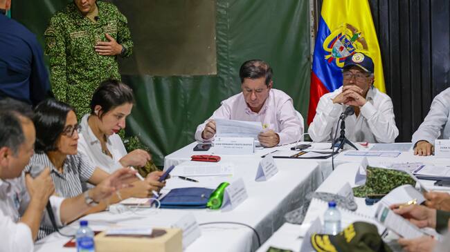 AME5725. EL TARRA (COLOMBIA), 31/01/2025.- Fotografía cedida por la oficina de prensa de la Presidencia de Colombia del mandatario colombiano Gustavo Petro (d) junto al ministro del Interior, Juan Fernando Cristo (c), durante un Consejo de Seguridad y Paz este viernes, en El Tarra (Colombia). La delegación del Gobierno de Colombia en los diálogos de paz con el Ejército de Liberación Nacional (ELN) pidió este viernes a esa guerrilla que cese la violencia en la región del Catatumbo, en la que libra desde el 16 de enero una sangrienta disputa con el Frente 33 de las disidencias de las FARC. EFE/ Presidencia de Colombia/ SOLO USO EDITORIAL/SOLO DISPONIBLE PARA ILUSTRAR LA NOTICIA QUE ACOMPAÑA (CRÉDITO OBLIGATORIO)
