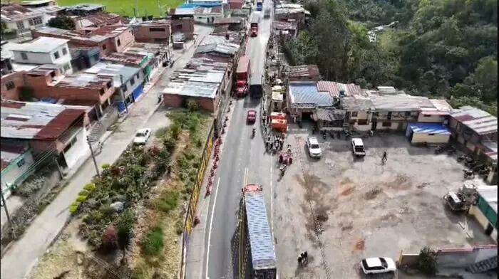 Una semana antes del tiempo establecido fue habilitado paso a doble carril en Cajamarca, Tolima. Foto: Cortesía Invías