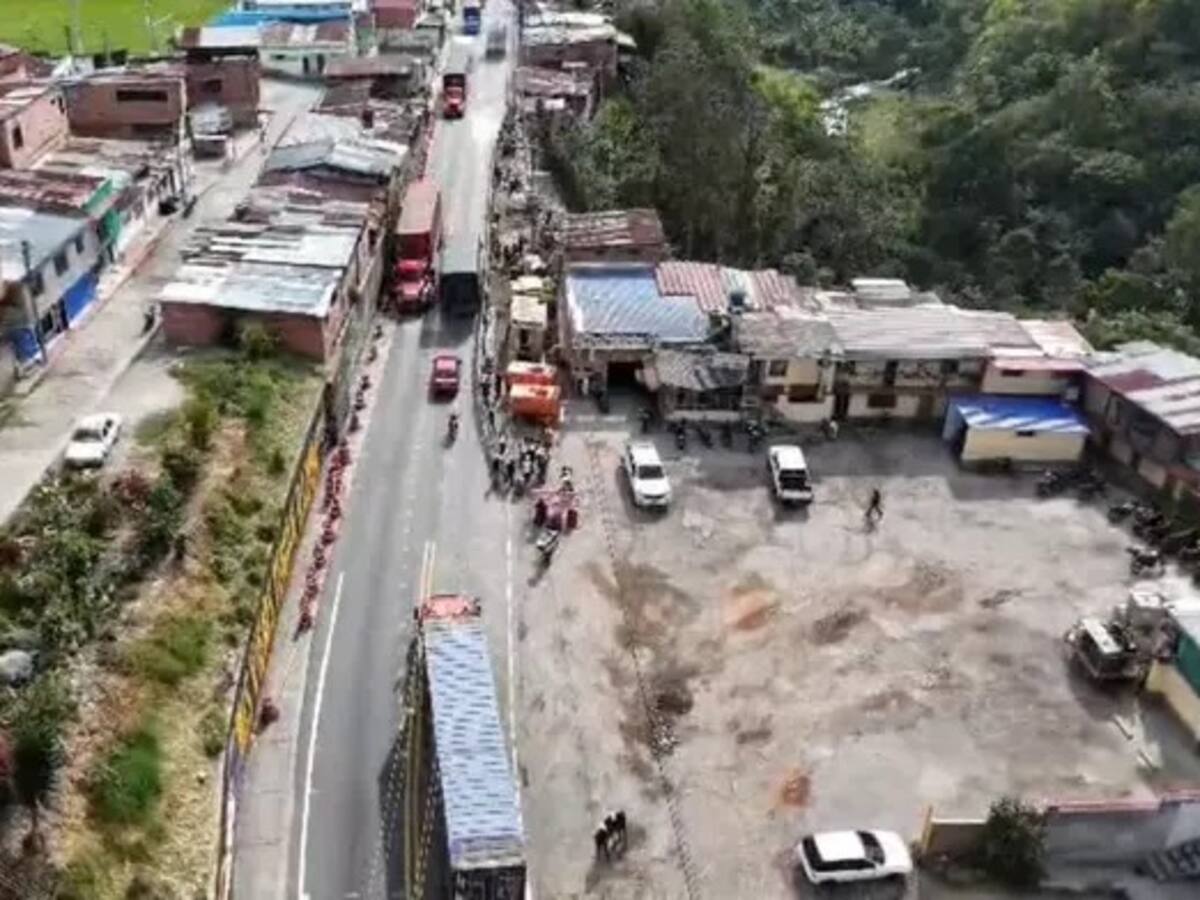 Invías habilitó nuevamente paso vehicular en doble carril por Cajamarca, vía entre Tolima y Quindío