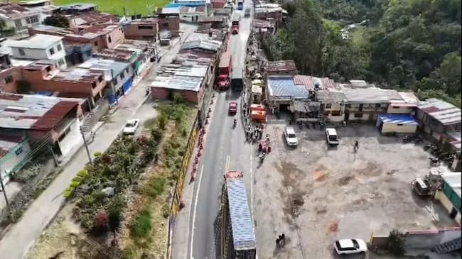 Una semana antes del tiempo establecido fue habilitado paso a doble carril en Cajamarca, Tolima. Foto: Cortesía Invías