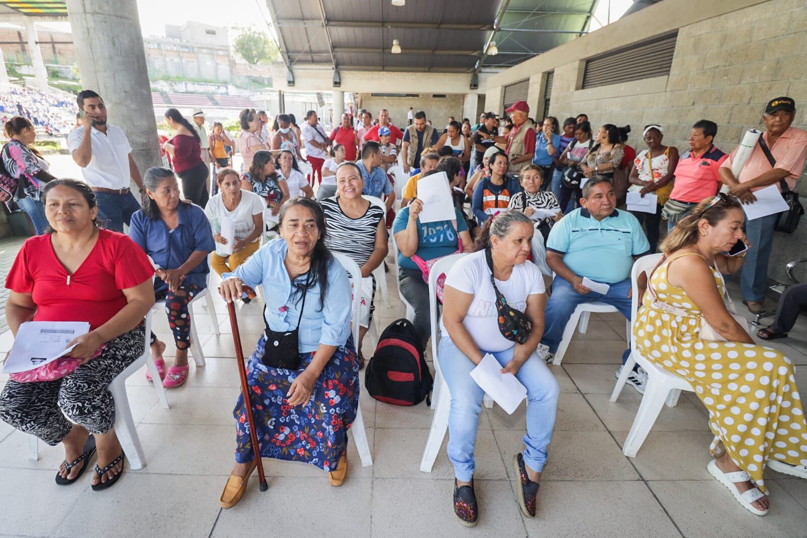 Laboran en diferentes sitios de la ciudad.