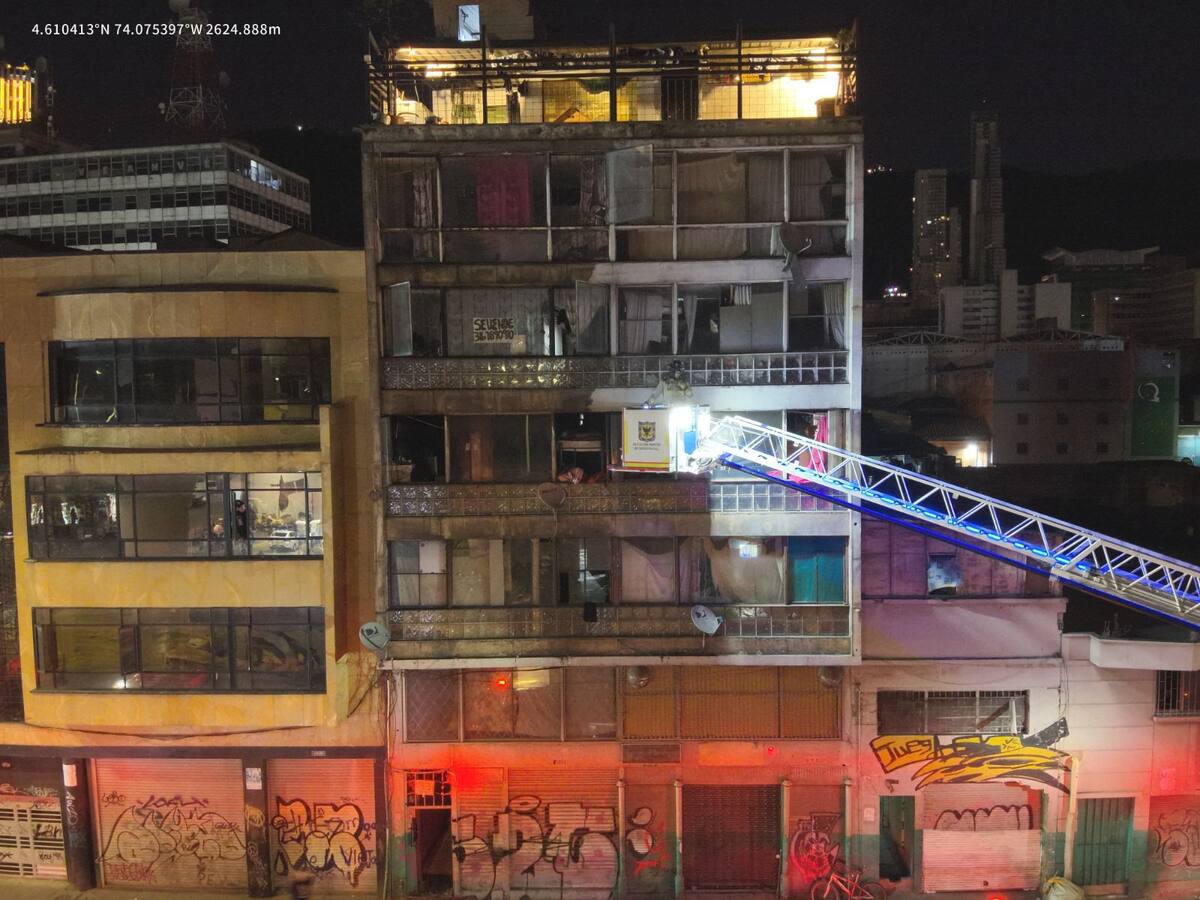Rescatan a adultos mayores y animales tras incendio en el centro de Bogotá