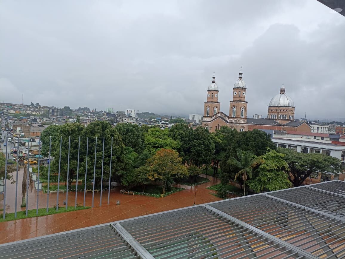 Días de cielo nublado, lluvias y mucho frío en Armenia, al fondo la Iglesia San Francisco.
