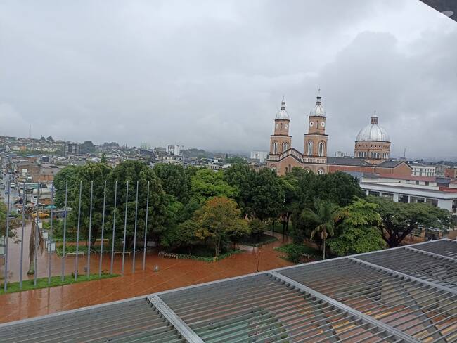 Días de cielo nublado, lluvias y mucho frío en Armenia, al fondo la Iglesia San Francisco.