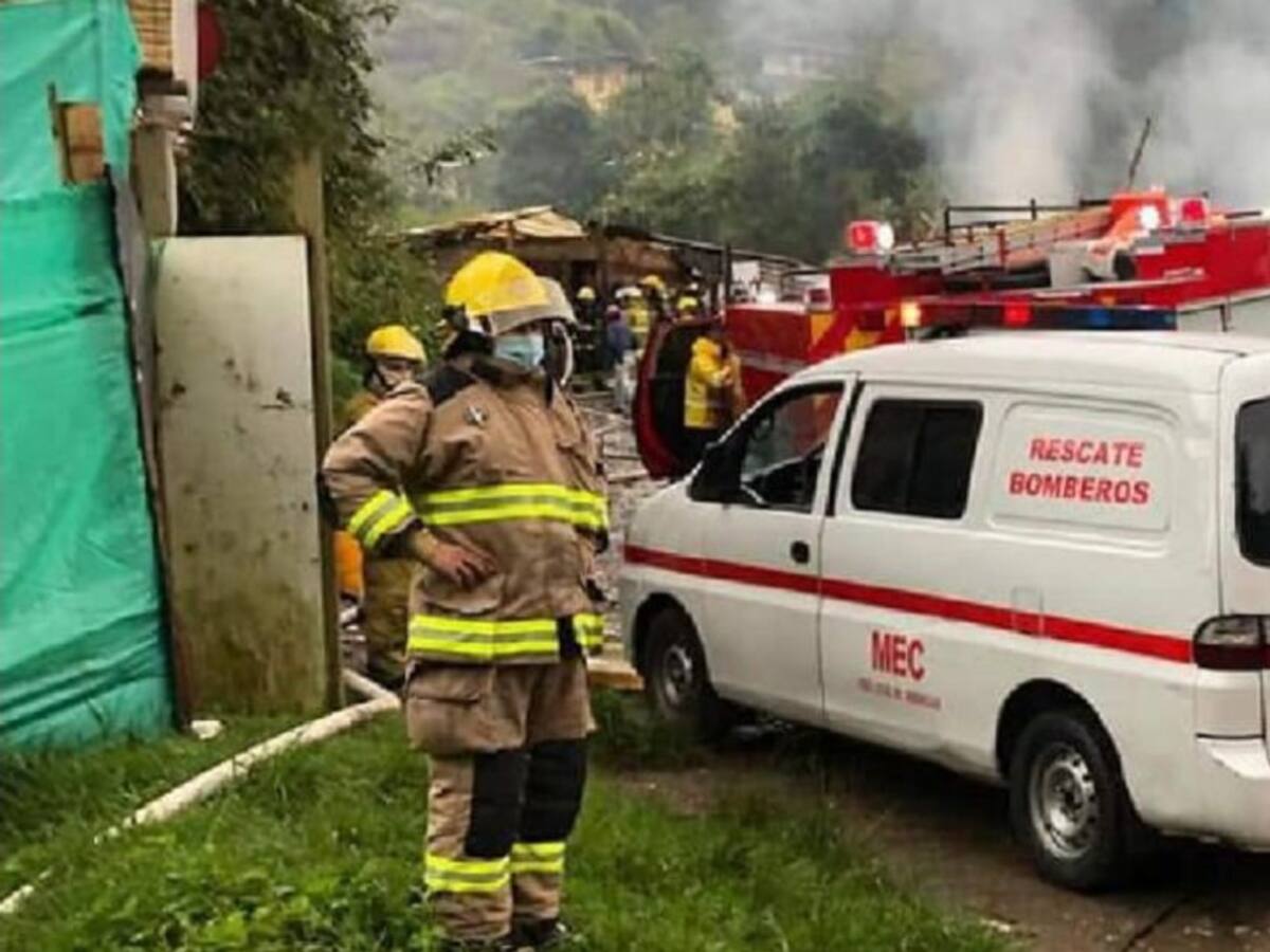 Incendio en Manizales, destruyó una vivienda en el sector de El Guamo