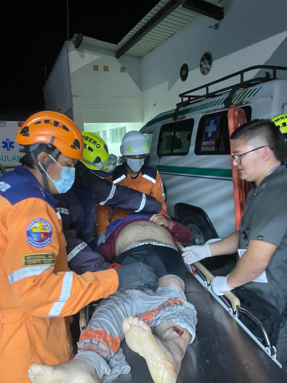 Un alud de tierra cayó sobre la vivienda donde dormia un grupo familiar en la vereda vergel zona  rural de Suaza.