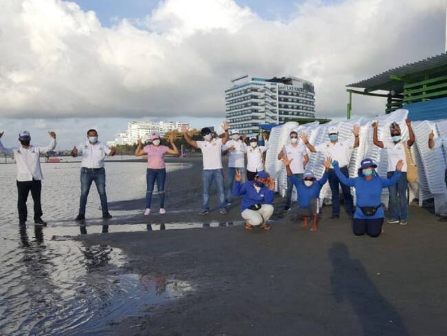 Entregan 564 sillas playeras a carperos de Playa Azul en Cartagena