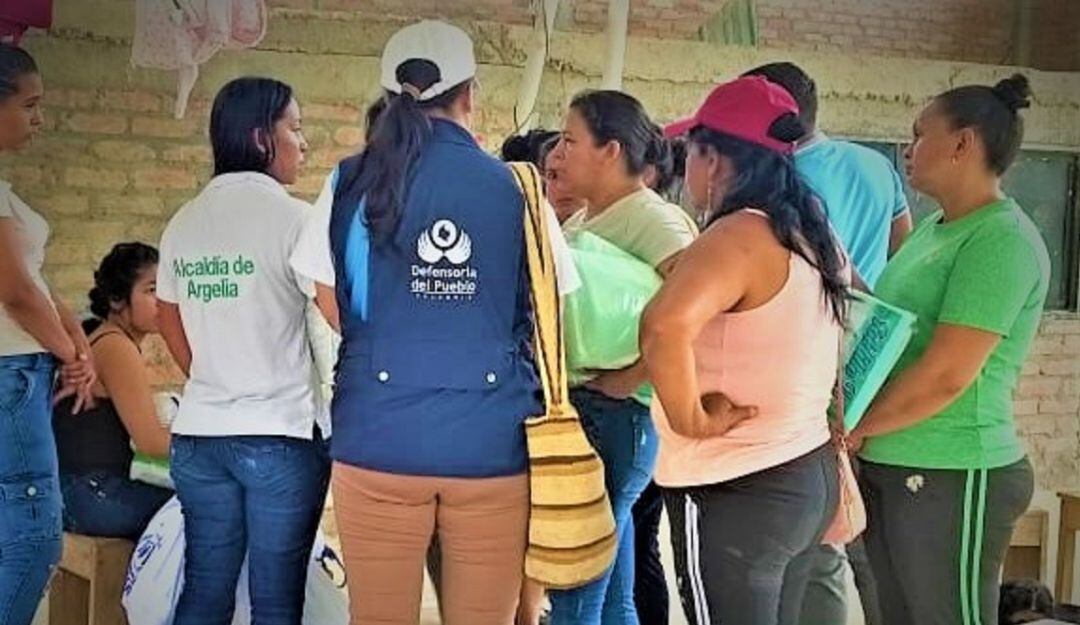 Los estudiantes duermen en cambuches, escapando de la guerra junto a sus padres.