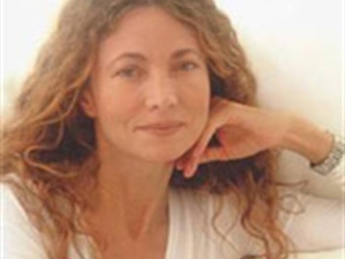 Angela Becerra gana el Premio Iberoamericano Planeta-Casa de América