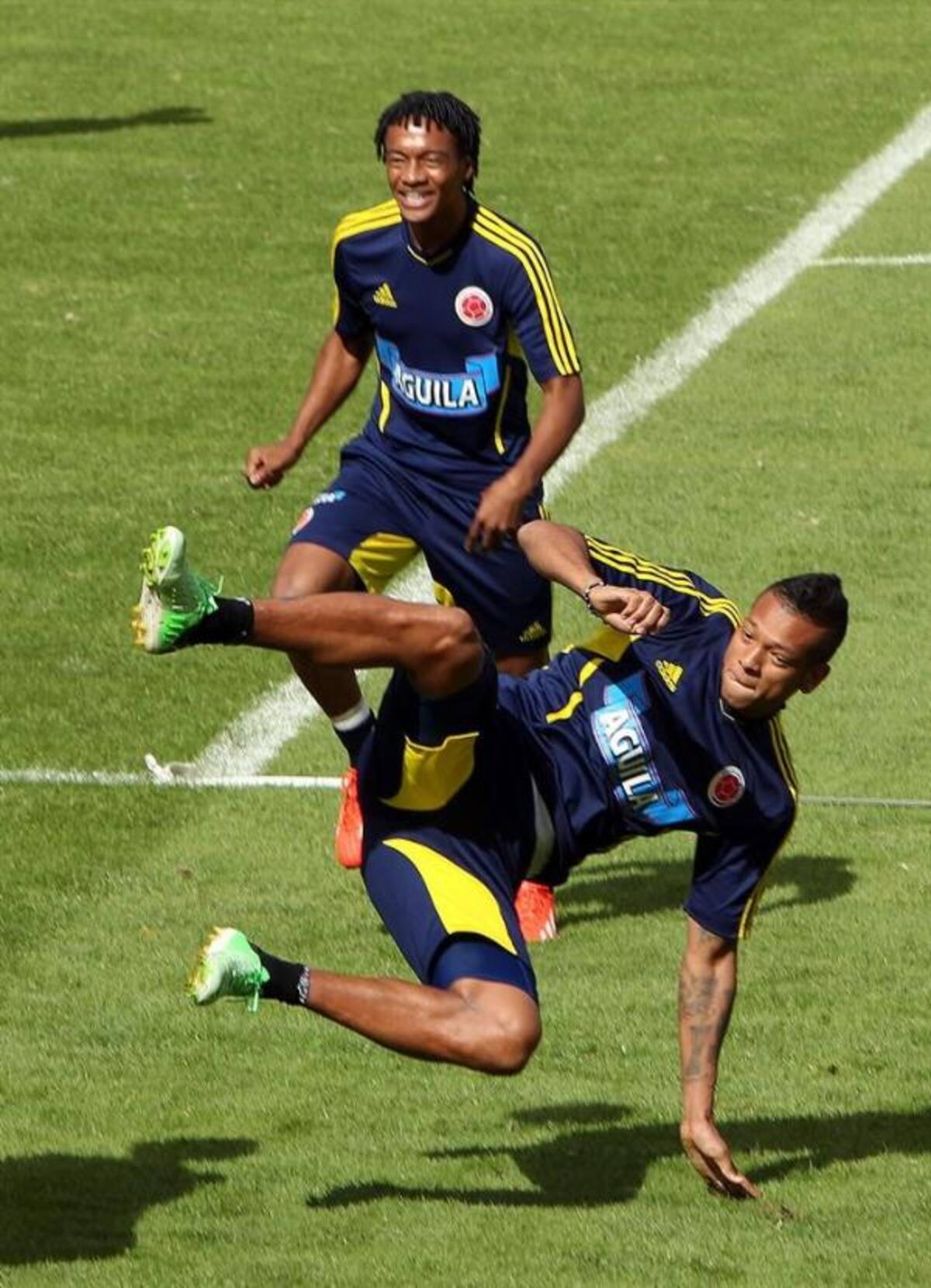Freddy Guarín y Juan Guillermo Cuadrado en acción en El Campín. Foto: EFE
