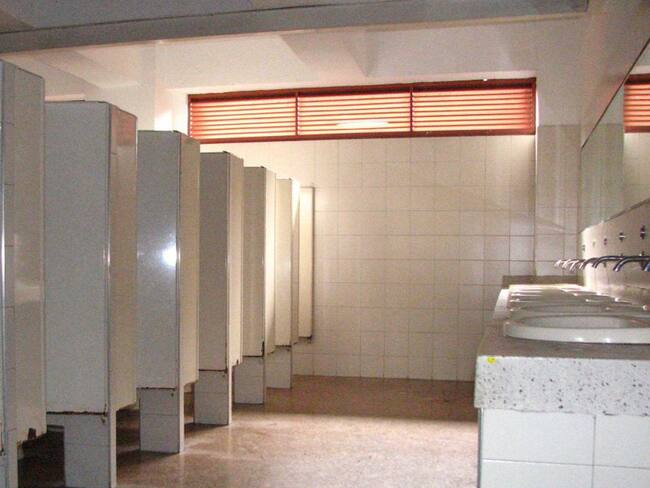 Piden ampliar obligación de servicio de baño en establecimientos públicos
