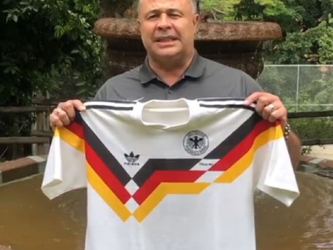 Gildardo Gómez subastará camiseta de Brehme para ayudar a los necesitados
