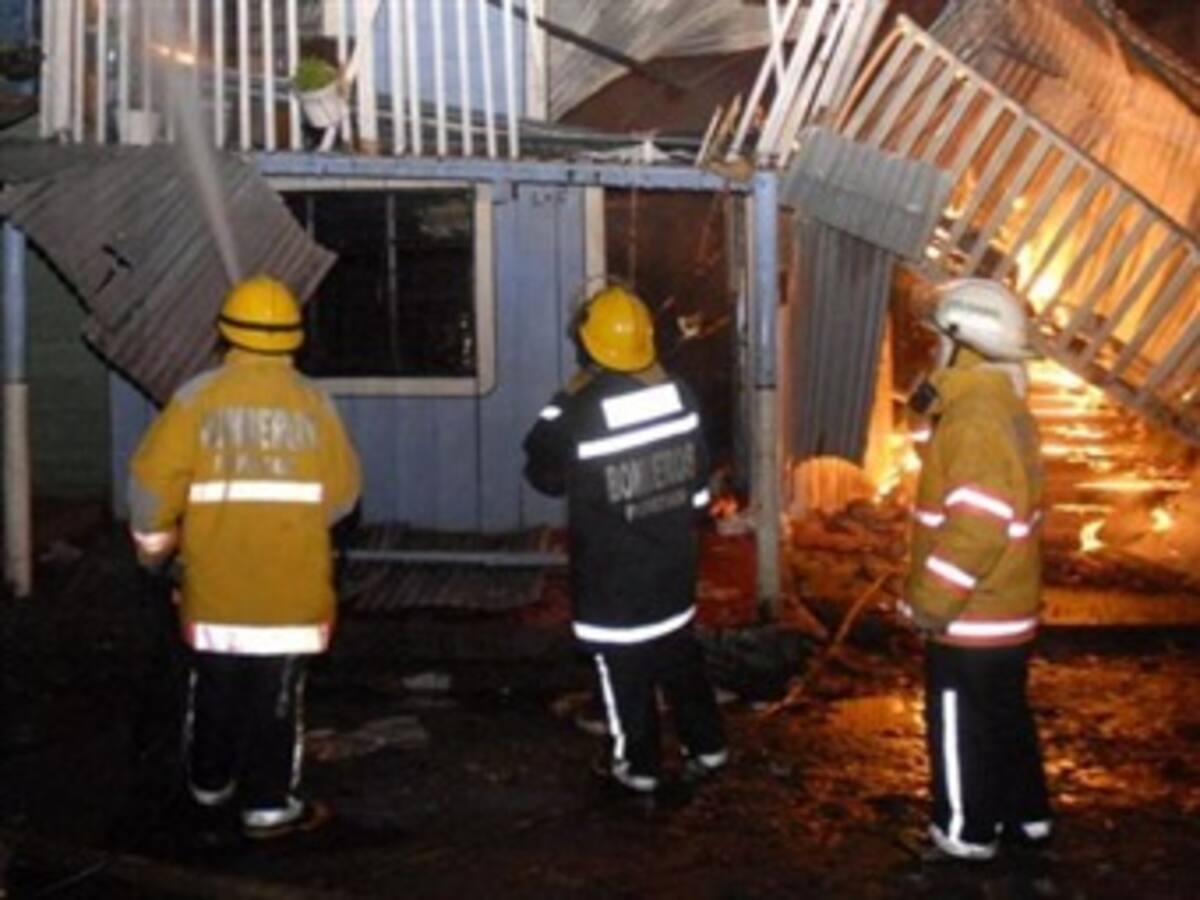 Santos anuncia fondo por $50 mil millones para cuerpos de bomberos del país