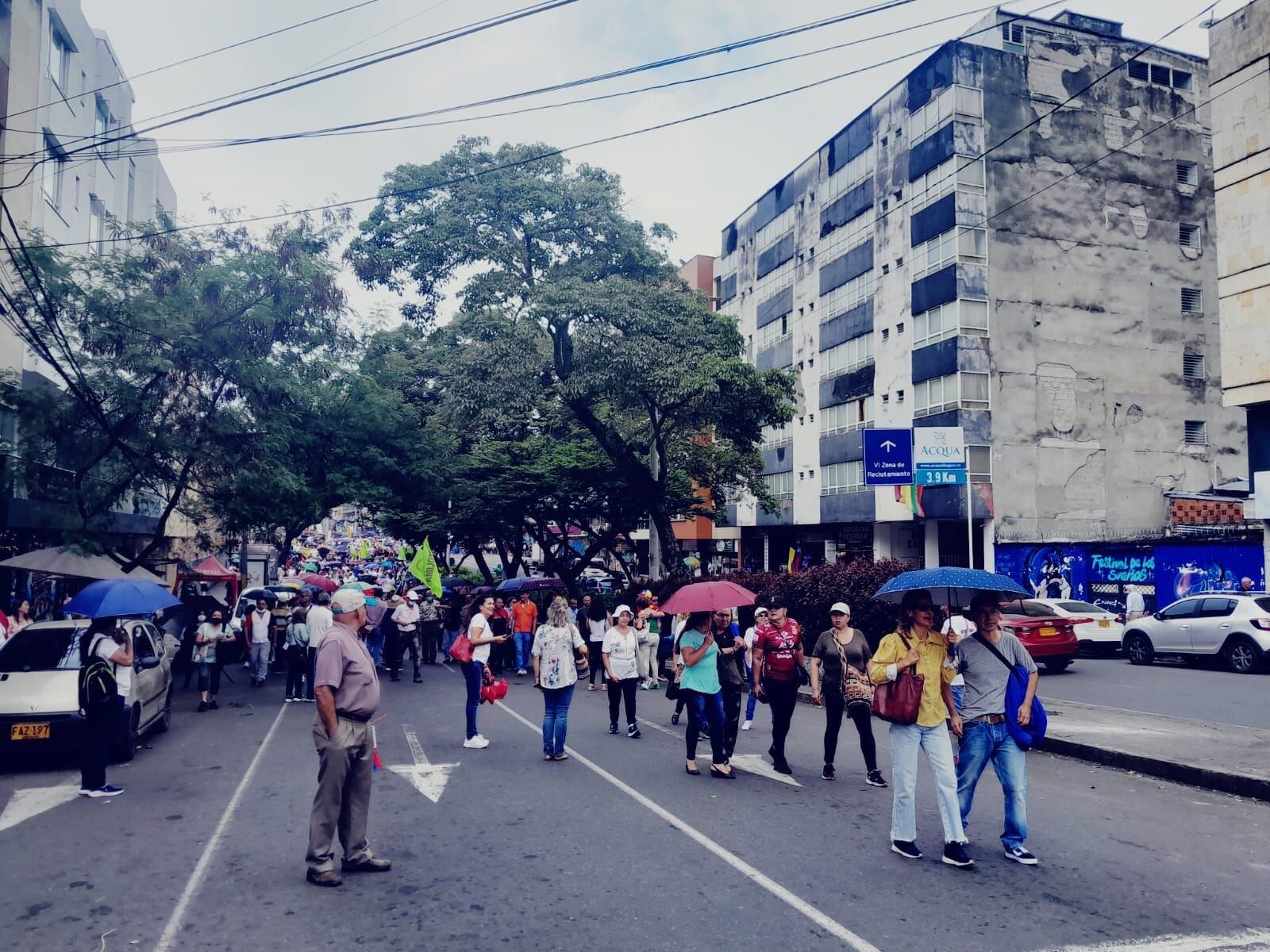 Sin importar la lluvia las diferentes centrales obreras marcharon para apoyar el gobierno del presidente Petro