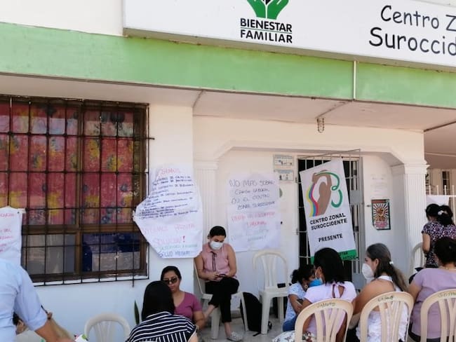 Trabajadores durante el cese de actividades en la zonal suroccidente del ICBF Atlántico
