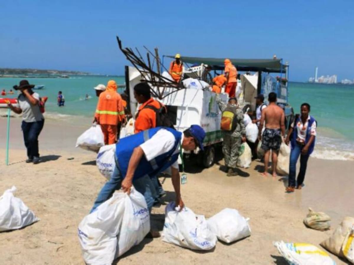 Jornada integral de limpieza en Punta Arena en Tierra Bomba en Cartagena