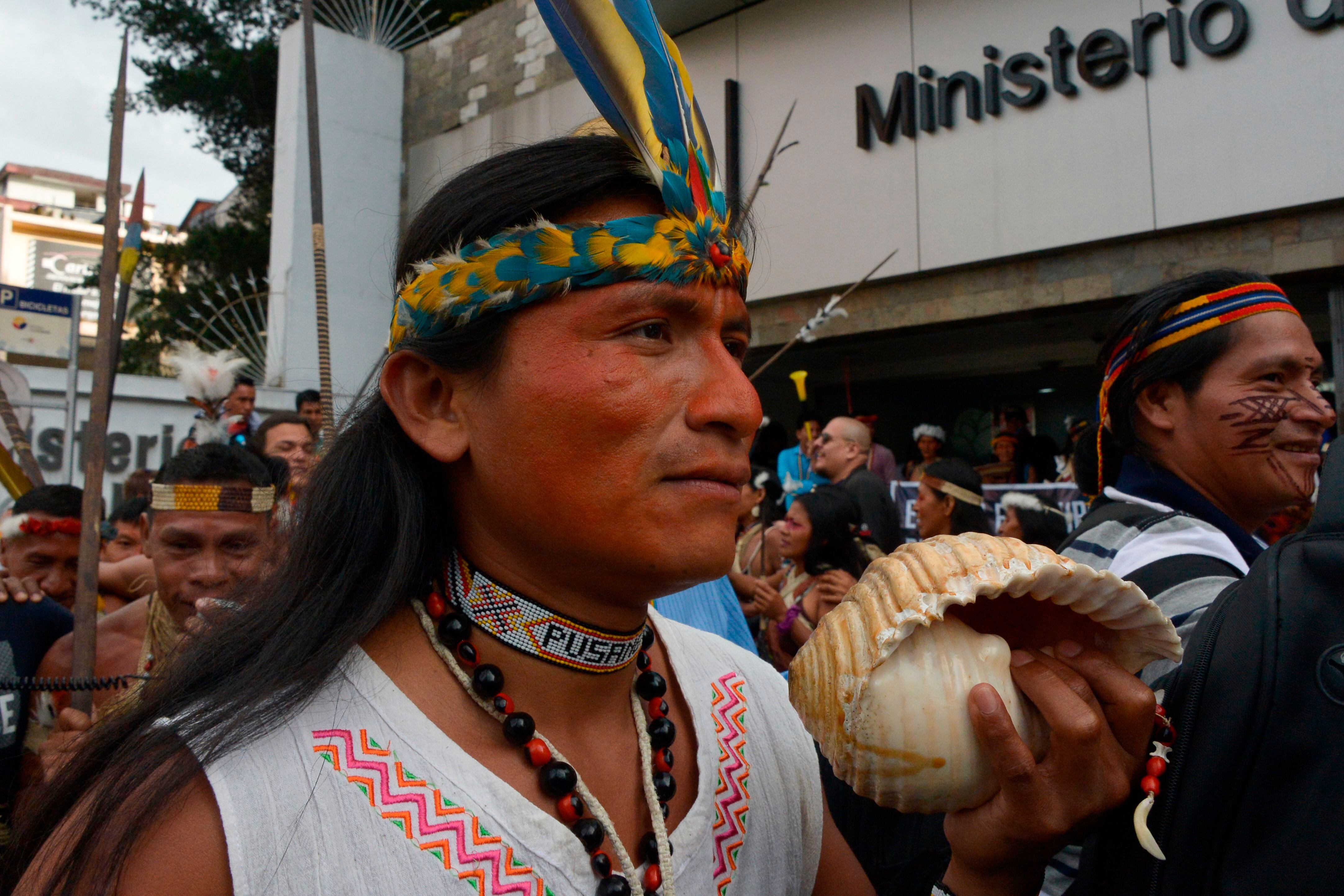 Los nativos waorani frente al Ministerio de Medio Ambiente en Quito. RODRIGO BUENDIA/AFP vía Getty Images