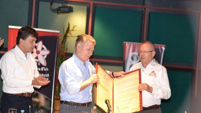 Presidente Juan Manuel Santos, recibe reconocimiento de los cafeteros